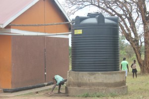 Koch Lila student drinking from water tank